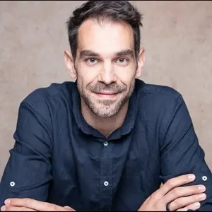 Douglas Castro headshot